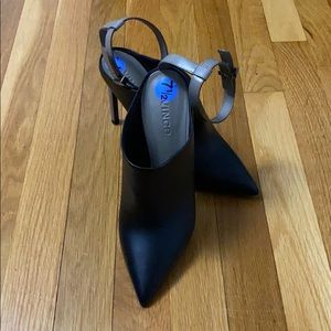Vince size 7.5 Pointed heel ankle strap booties